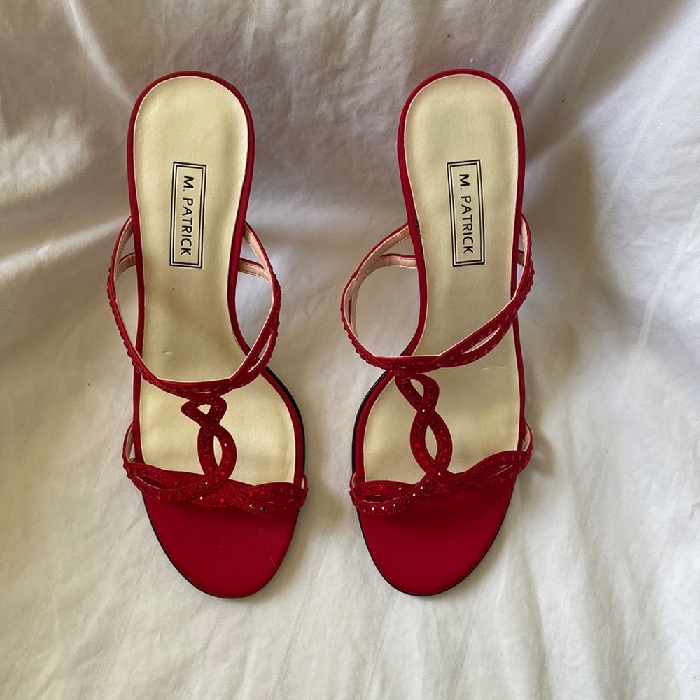 BEAUTIFUL RED SATIN HEELS, size 6 NEVER WORN. M.PATICK. PERFECT CONDITION.